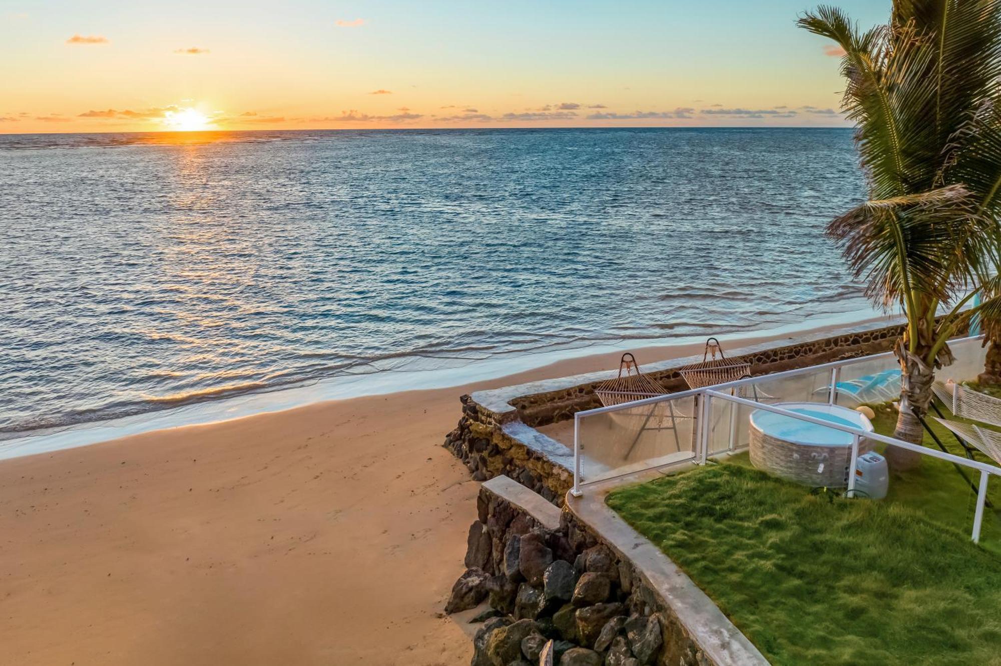 Corner Luxury Ethereal Hawaii Beachfront Estate For Monthly Rental With Private Beach & 3 Beachfront Jacuzzis & Snorkeling Reef & Jurassic Park Film Site Punaluu Exterior foto